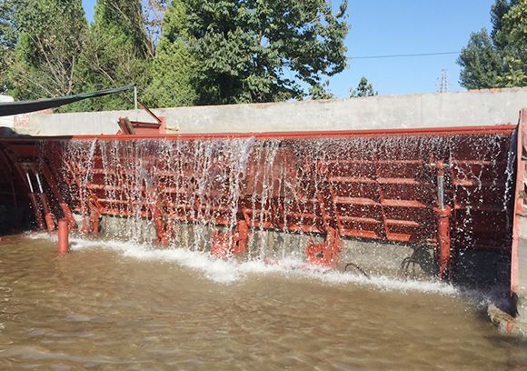 How does a water gate flood barrier work?