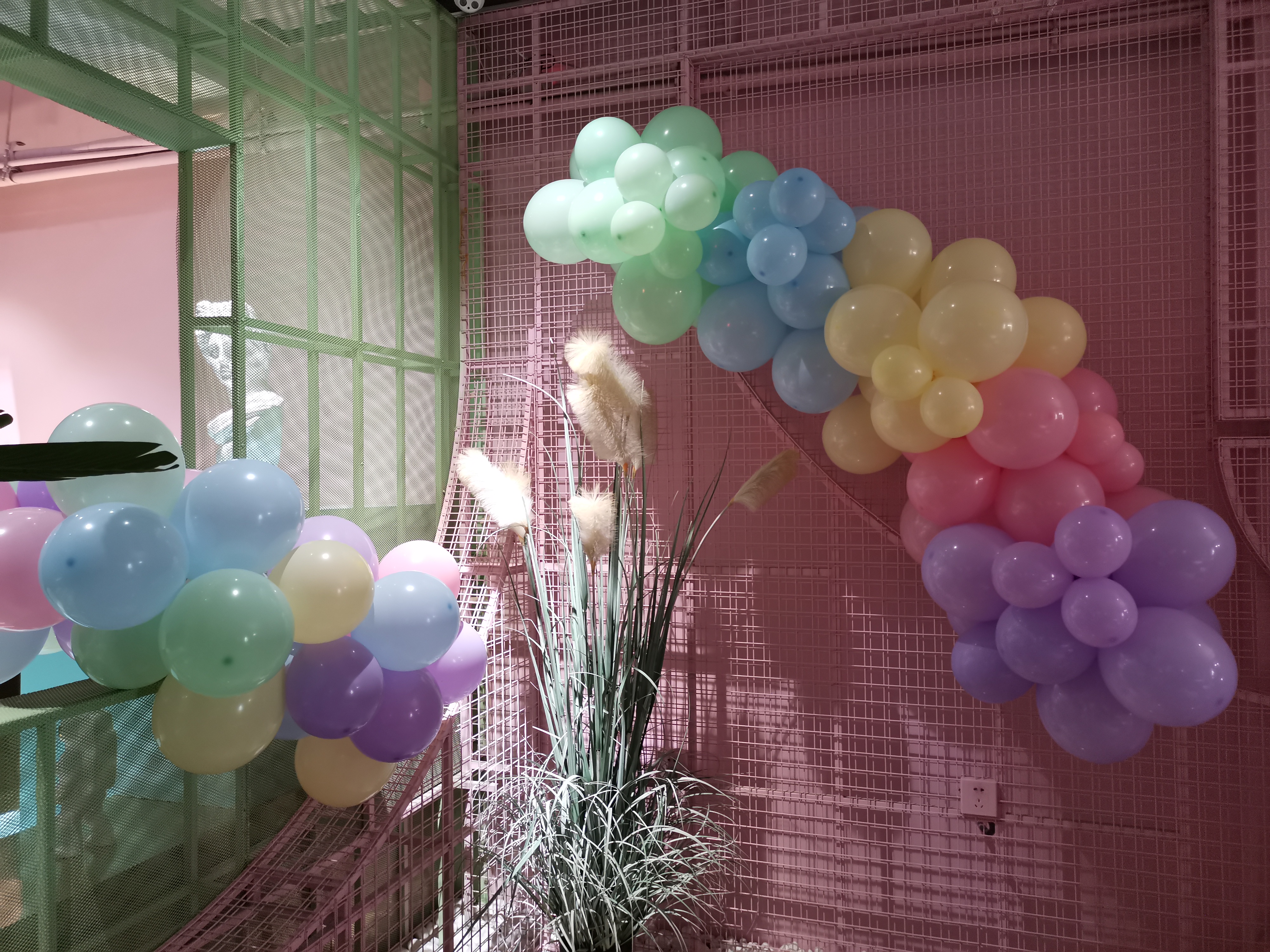 How many balloons are needed for a balloon arch?