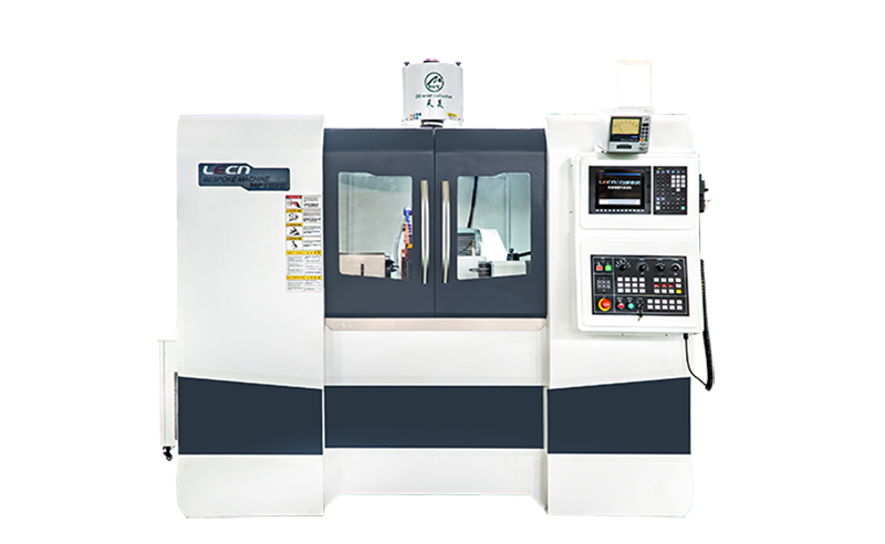 How should the CNC machining center set the tool?
