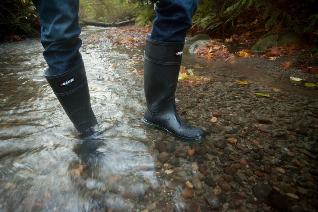 Should rubber boots be snug or loose?