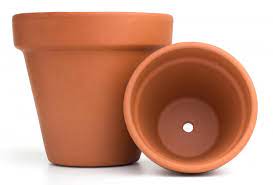 What is the difference between pots and planters?
