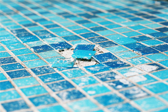 5 Easy Ways to Repair Pool Tiles