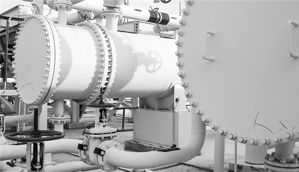 How does the shell and tube heat exchanger work